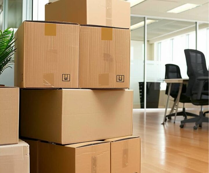 Transportverpackungen stehen in einem Büro, welches umzieht